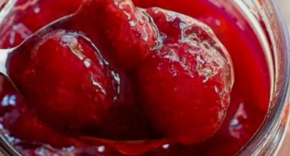 В этом варенье клубника на вкус как свежая, а ягодки все целые: никакой возни