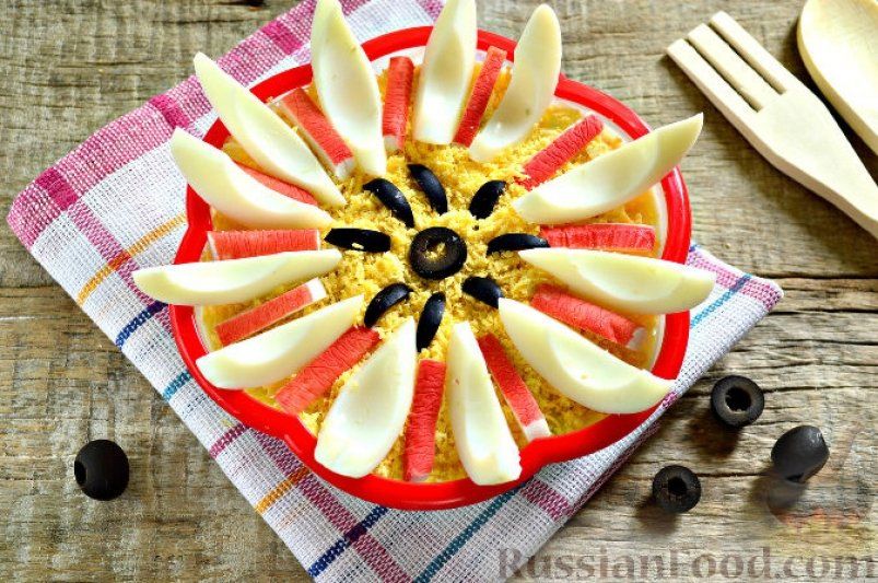 Праздничный салат-цветок с крабовыми палочками — оригинальное угощение на день рождения