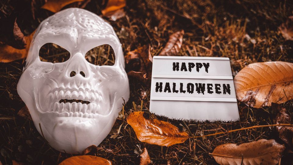 Хэллоуин уже близко: необычно украшаем квартиру к вечеринке по советам дизайнера