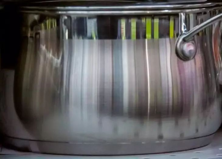 Как эффективно отмыть жир холодной водой: 3 бабушкины уловки, которые вам стоит попробовать