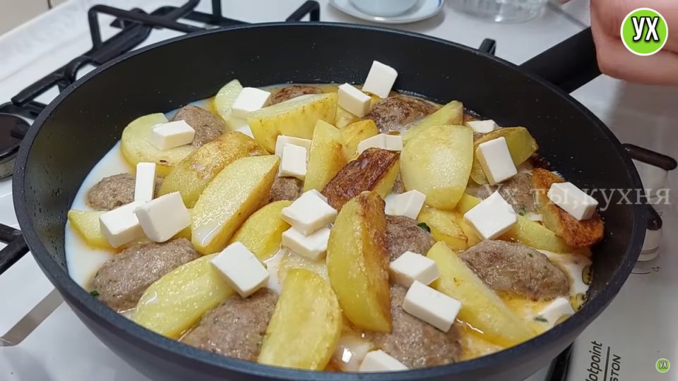 Ужин без хлопот: картофель с котлетами в сливочном соусе