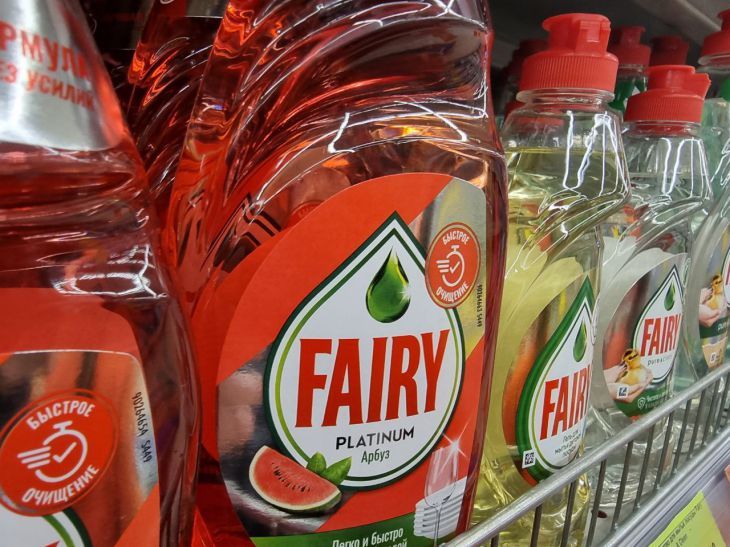 Средства для посуды хватит на полгода: вот что хитрые хозяйки подсыпают в бутылку