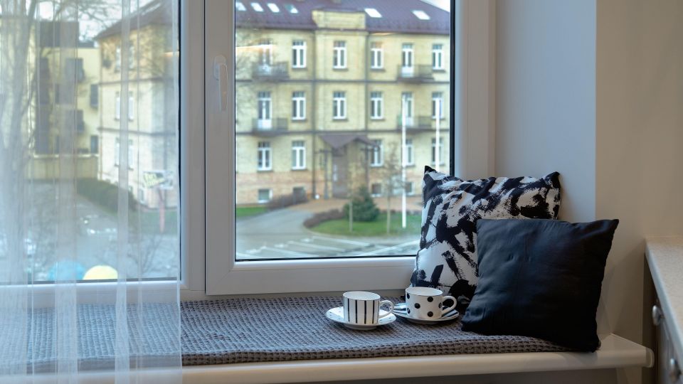 3 способа эффектно украсить подоконник: комнатные цветы не потребуются