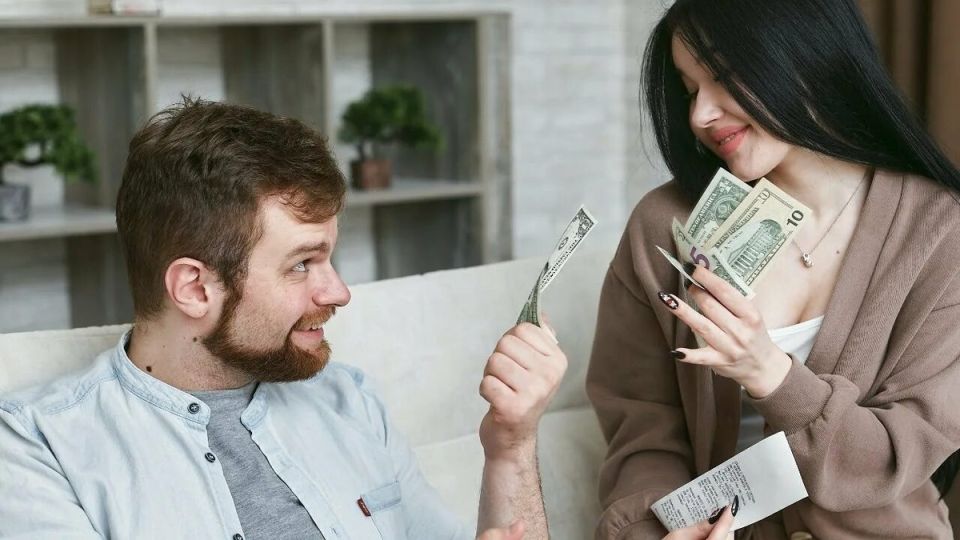 После расставания: можно ли вернуть подаренные деньги?