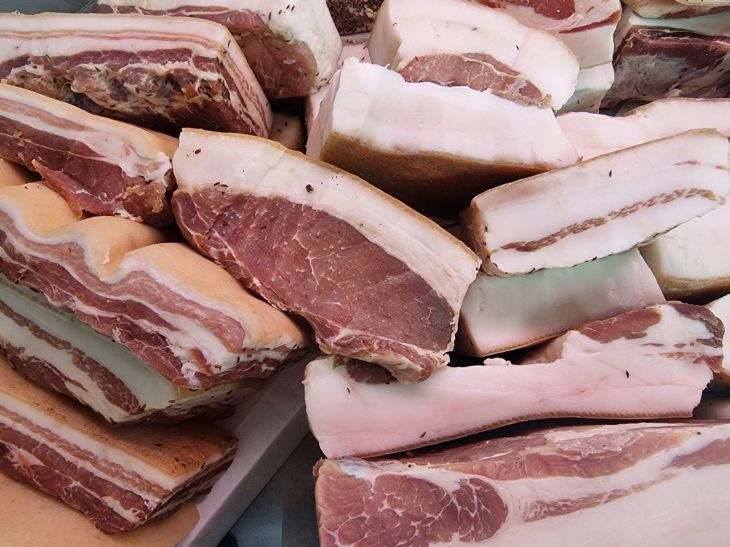 Забудьте о скучной засолке: этот метод превратит сало в деликатес