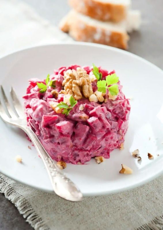 Свекольно-селедочный салат с оригинальной заправкой: секреты успешного рецепта