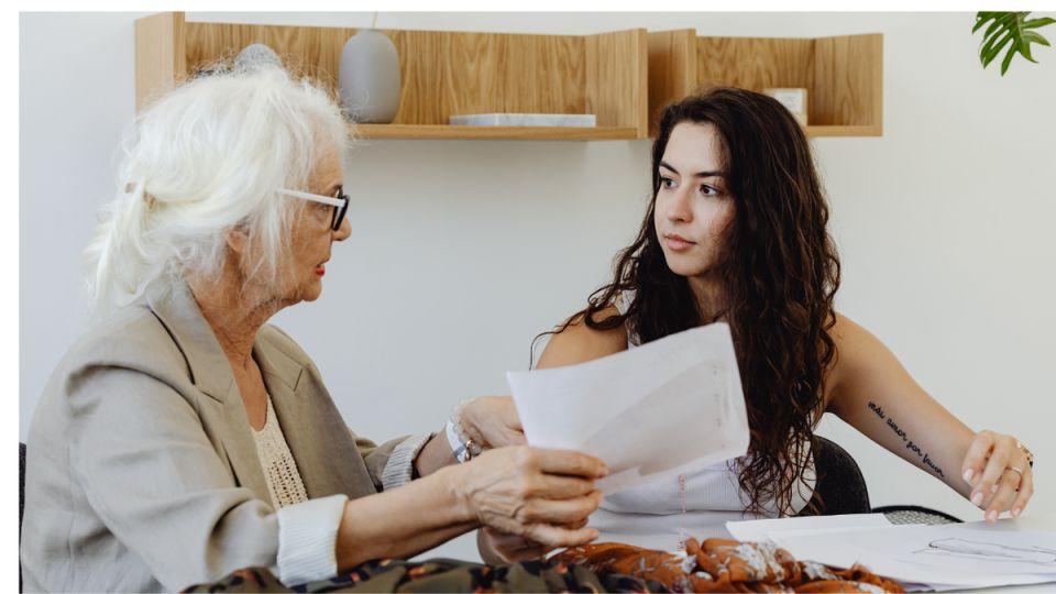 Семья обманщиков отняла квартиру у пожилой женщины: запутанная история мошенничества