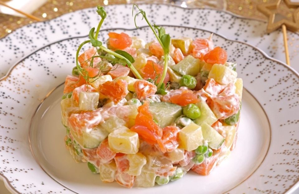 Гости будут в восторге: изысканные рыбные салаты для праздников