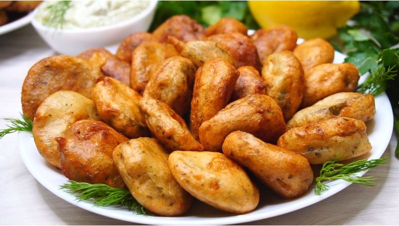 Маринованные огурцы в кляре с чесночным алиоли дарят неожиданную легкость вкуса