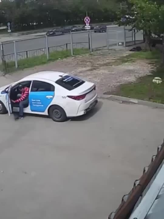           ͻ         