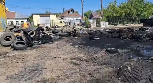 Вот так выглядит сейчас площадка для складирования отслуживших покрышек на Электровозной улице, где ночью полыхал пожар