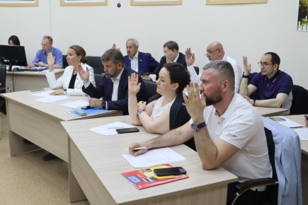 Участники собрания депутатского объединения партии «Единая Россия» в городской Думе единогласно поддержали годовой отчет Евгения Чинцова