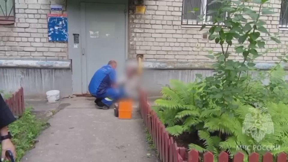 Огнеборцы МЧС России тушат пожар в Нижнем Новгороде