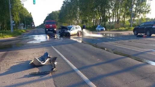 Два легковых автомобиля столкнулись на Бору рано утром