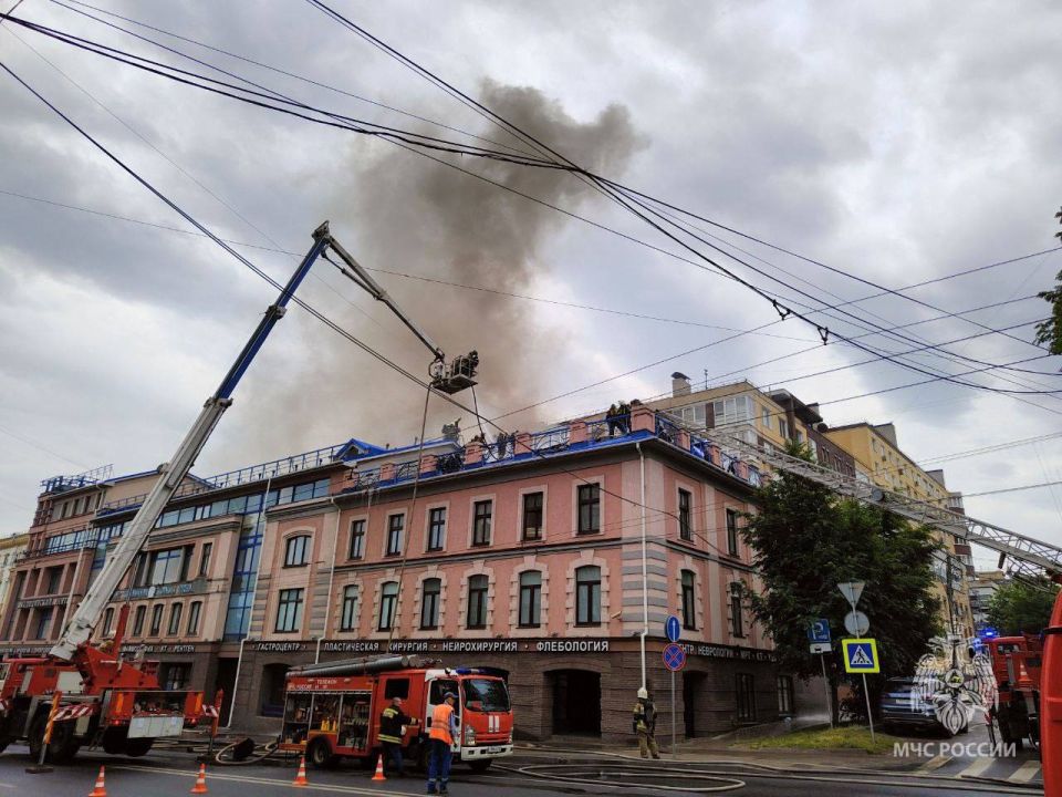 В Нижнем Новгороде МЧС России тушит пожар в частной клинике