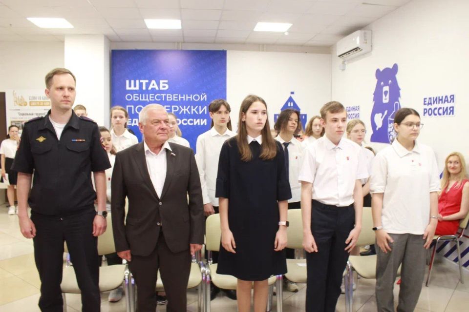 Владимир Тарасов вручил паспорта 19 активистам Движения Первых