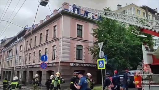 Пожарные продолжают тушить здание на Большой Покровской