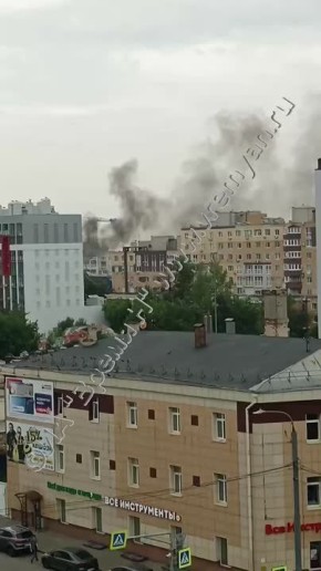 Горит крыша трехэтажного здания в районе площади Горького