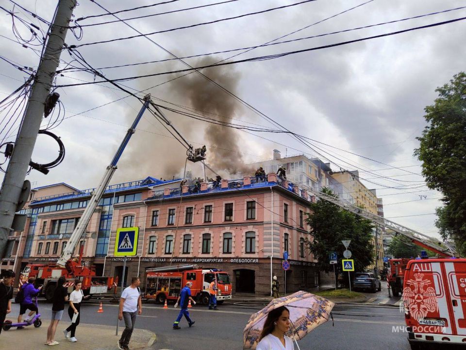 В Нижнем Новгороде МЧС России тушит пожар в частной клинике