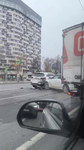 Несколько машин столкнулись на проспекте Гагарина в районе остановки Батумская, сообщает nn.ru #советскийрайон