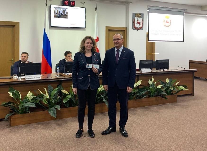 Заседание городской Думы началось с вручения удостоверений депутатам I-го созыва