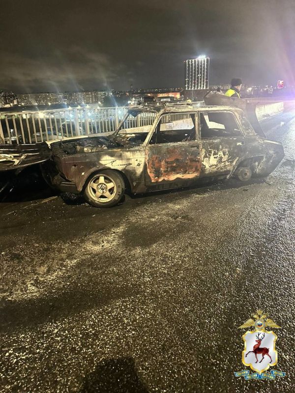 Сотрудники Госавтоинспекции устанавливают обстоятельства ДТП на Молитовском мосту областного центра