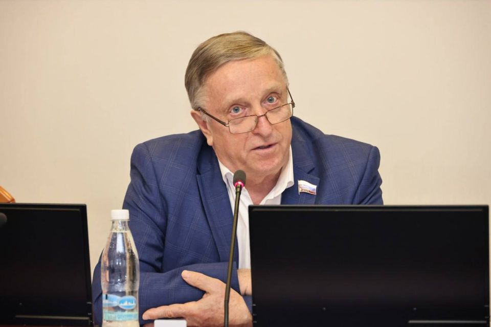 Внимание, зимний сезон! На заседании комитета по транспорту депутаты вместе с экспертами оценили готовность региональных дорожных служб к бесперебойной работе в холодное время года