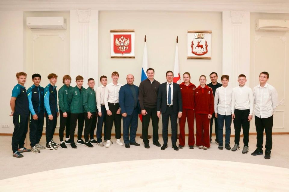Юрий Шалабаев: Встретился с игроками из шести нижегородских спортивных клубов, которые стали первыми обладателями введенной нами новой стипендии для поддержки стремлений спортсменов бороться за родные цвета и наш город