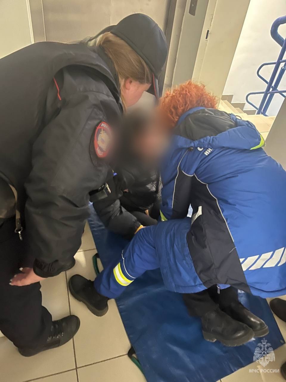 Пожарные МЧС России вызволили 19-летнюю девушку из лифта одного из ТЦ в Дзержинске Пожарные МЧС России вызволили 19-летнюю девушку из лифта одного из ТЦ в Дзержинске