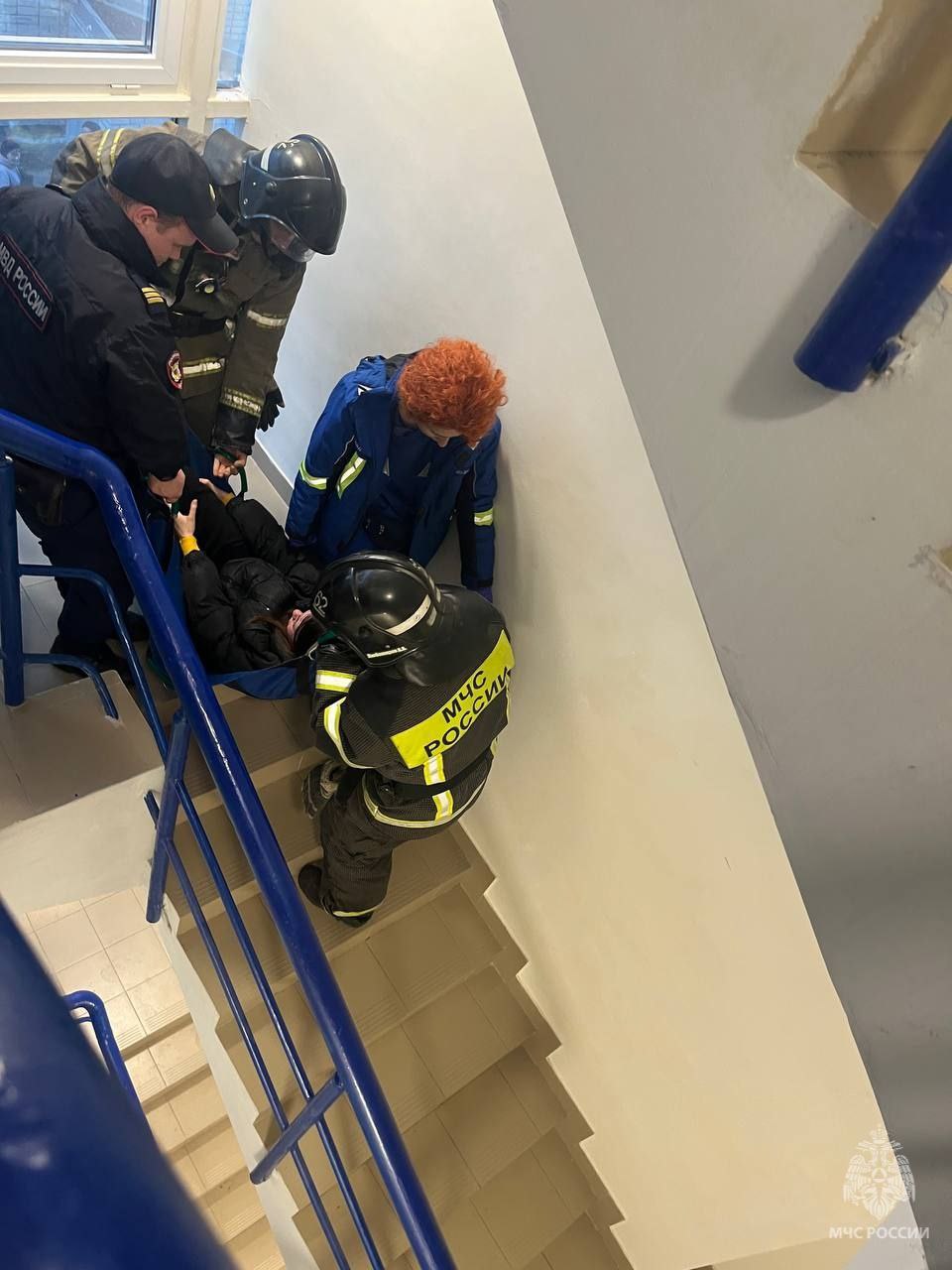 Пожарные МЧС России вызволили 19-летнюю девушку из лифта одного из ТЦ в Дзержинске Пожарные МЧС России вызволили 19-летнюю девушку из лифта одного из ТЦ в Дзержинске
