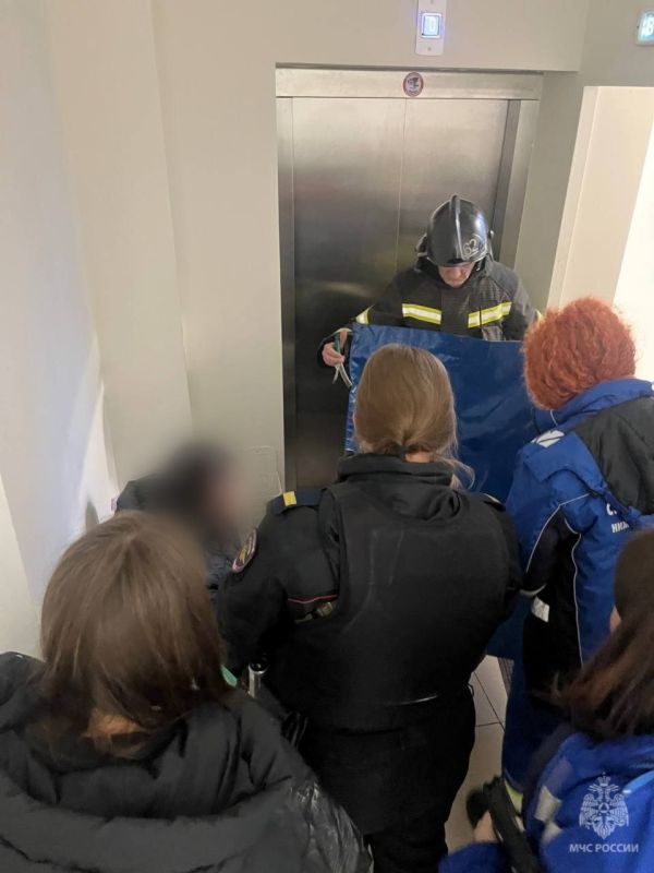 Пожарные МЧС России вызволили 19-летнюю девушку из лифта