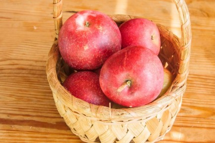 6 натуральных продуктов питания, которые полезнее есть с кожурой: о чем многие не догадываются