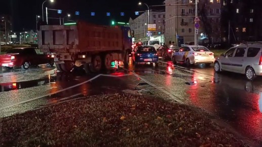 Девушка пострадала на улице Ильинской при столкновении грузовика и автомобиля Mazda
