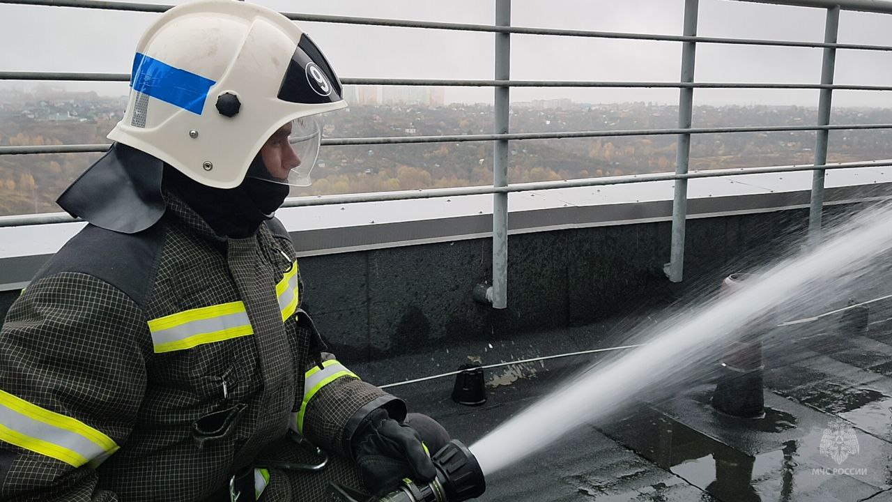 На высоте!. Боеготовность ценой упорных тренировок! Пожарные МЧС России провели опытно-исследовательские учения в высотном микрорайоне Нижнего Новгорода На высоте!. Боеготовность ценой упорных тренировок! Пожарные МЧС России провели опытно-исследовательские учения в высотном микрорайоне Нижнего Новгорода
