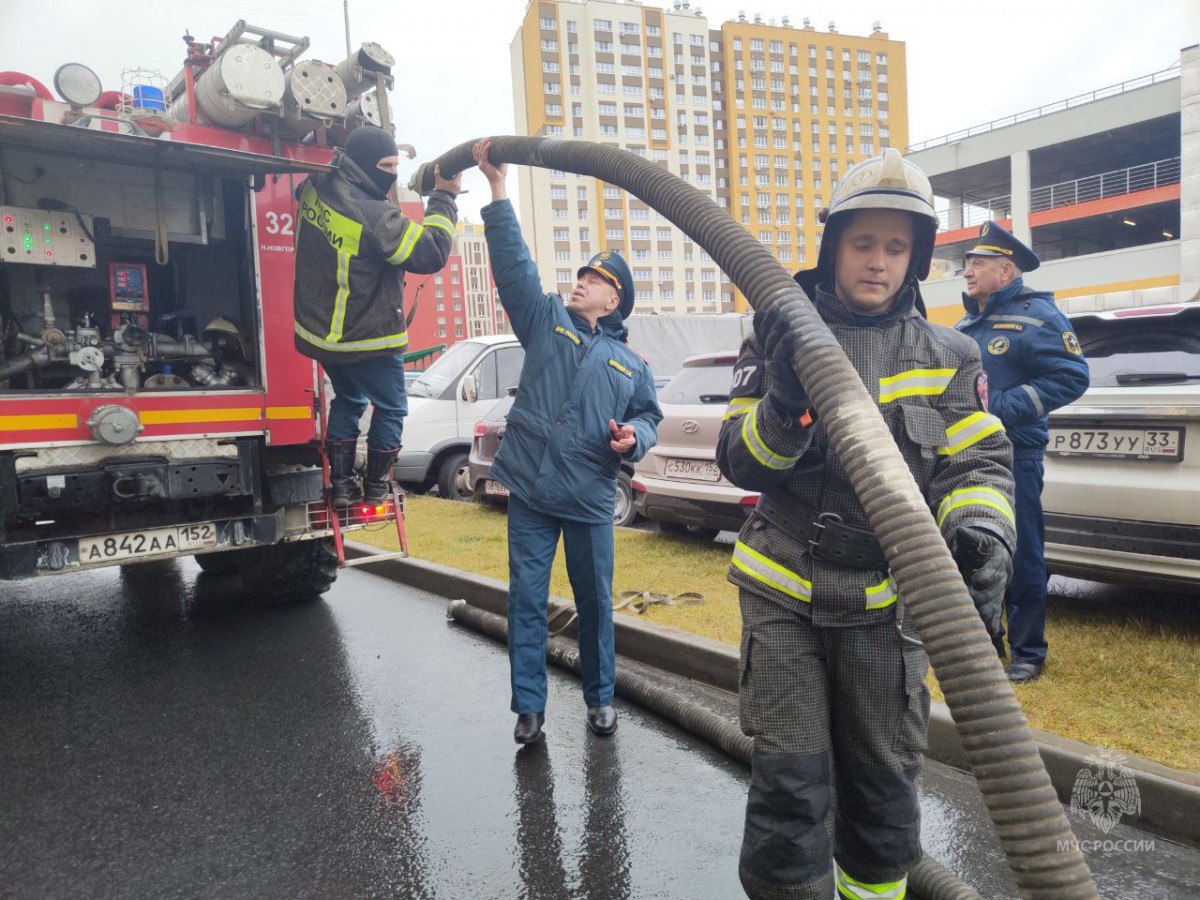 Учения по тушению пожара в высотном доме прошли в Нижнем Новгороде