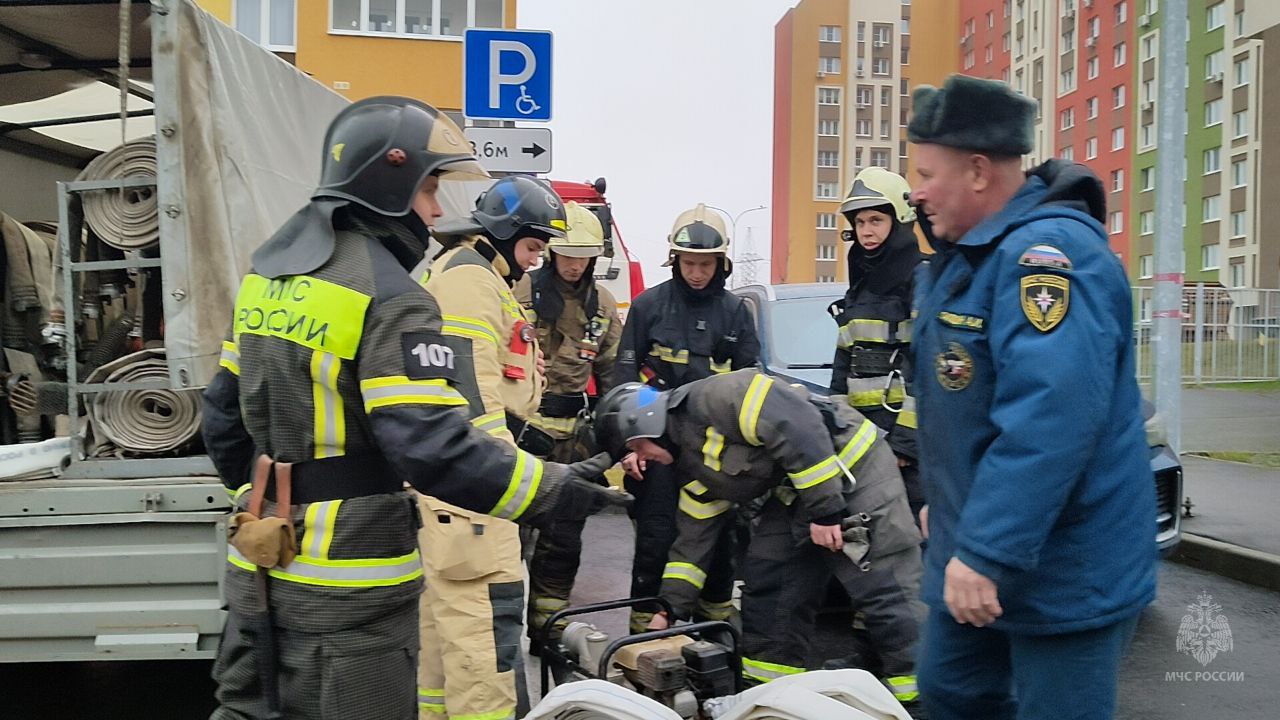На высоте!. Боеготовность ценой упорных тренировок! Пожарные МЧС России провели опытно-исследовательские учения в высотном микрорайоне Нижнего Новгорода На высоте!. Боеготовность ценой упорных тренировок! Пожарные МЧС России провели опытно-исследовательские учения в высотном микрорайоне Нижнего Новгорода