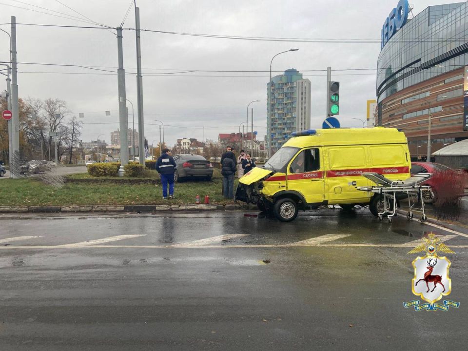 Сотрудники Госавтоинспекции уточняют обстоятельства ДТП с участием реанимобиля