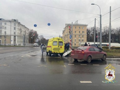 Машина скорой помощи перевернулась у ТРК "Небо" в Нижнем