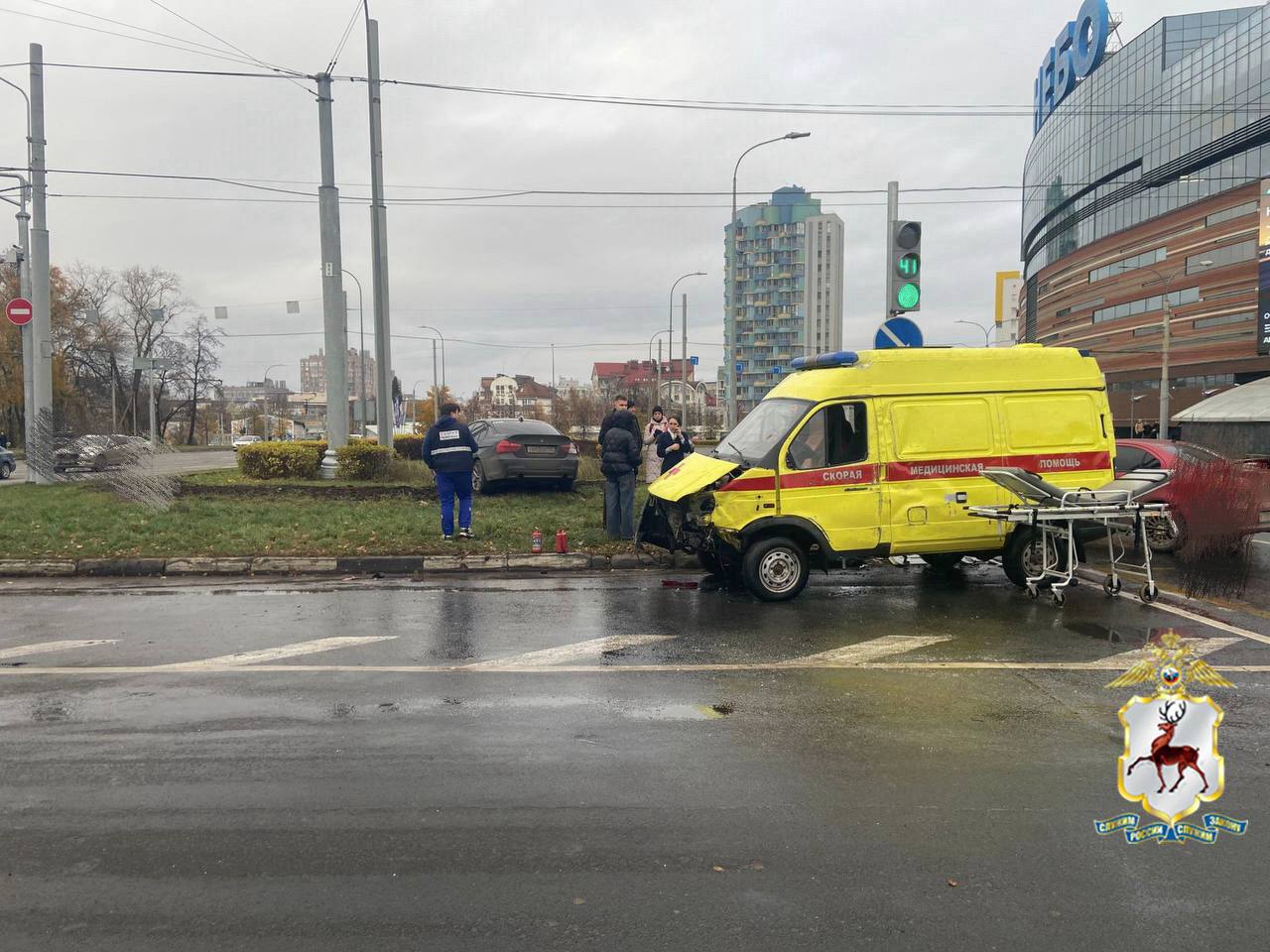 В Нижнем Новгороде днем 26 октября произошло ДТП с участием машины скорой помощи на площади Лядова В Нижнем Новгороде днем 26 октября произошло ДТП с участием машины скорой помощи на площади Лядова