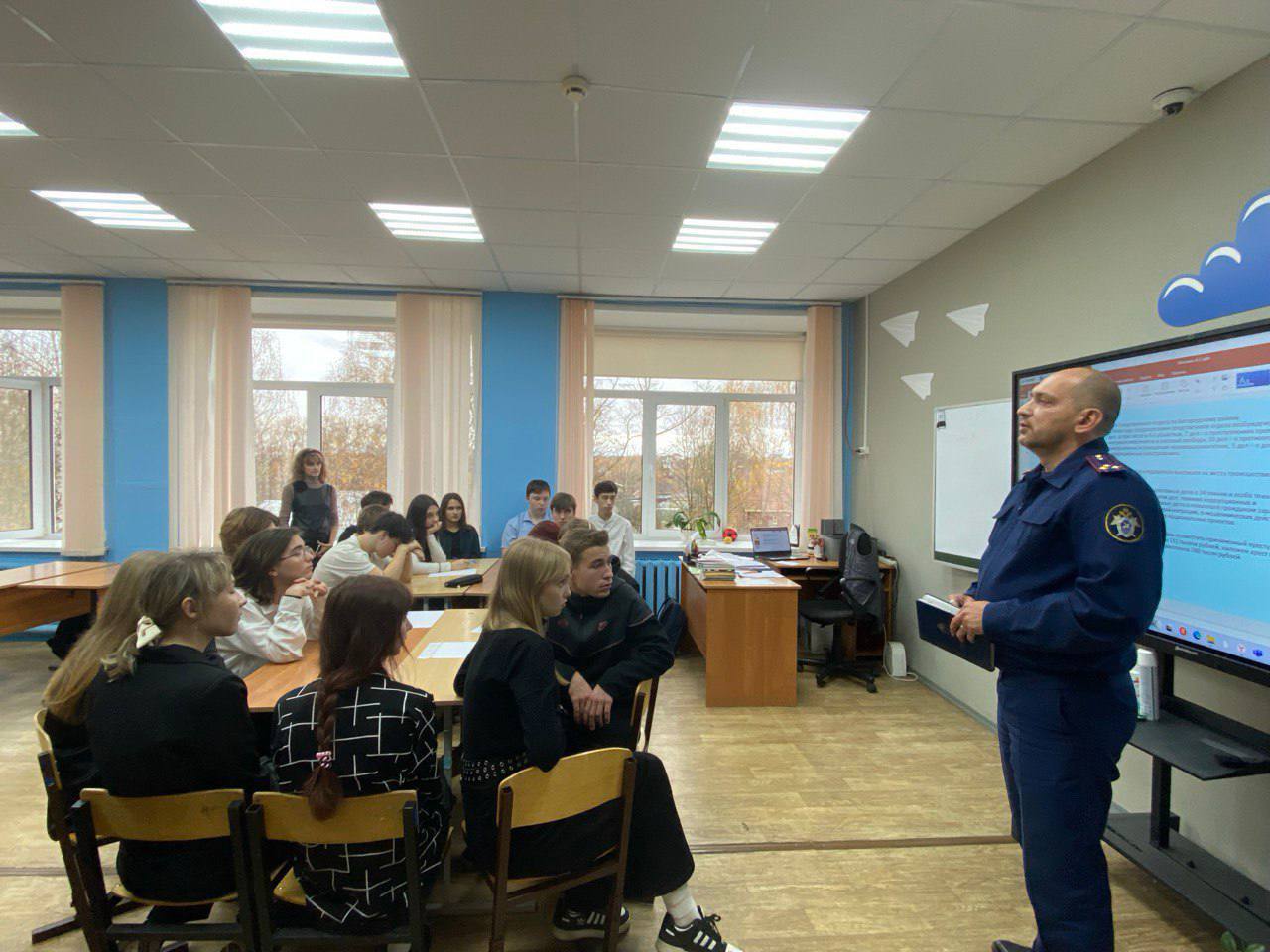 Представитель регионального следственного управления провел профориентационный урок для школьников старших классов Представитель регионального следственного управления провел профориентационный урок для школьников старших классов