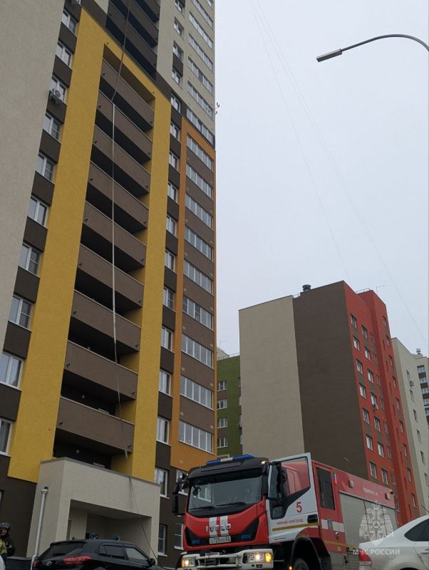 На высоте!. Боеготовность ценой упорных тренировок! Пожарные МЧС России провели опытно-исследовательские учения в высотном микрорайоне Нижнего Новгорода