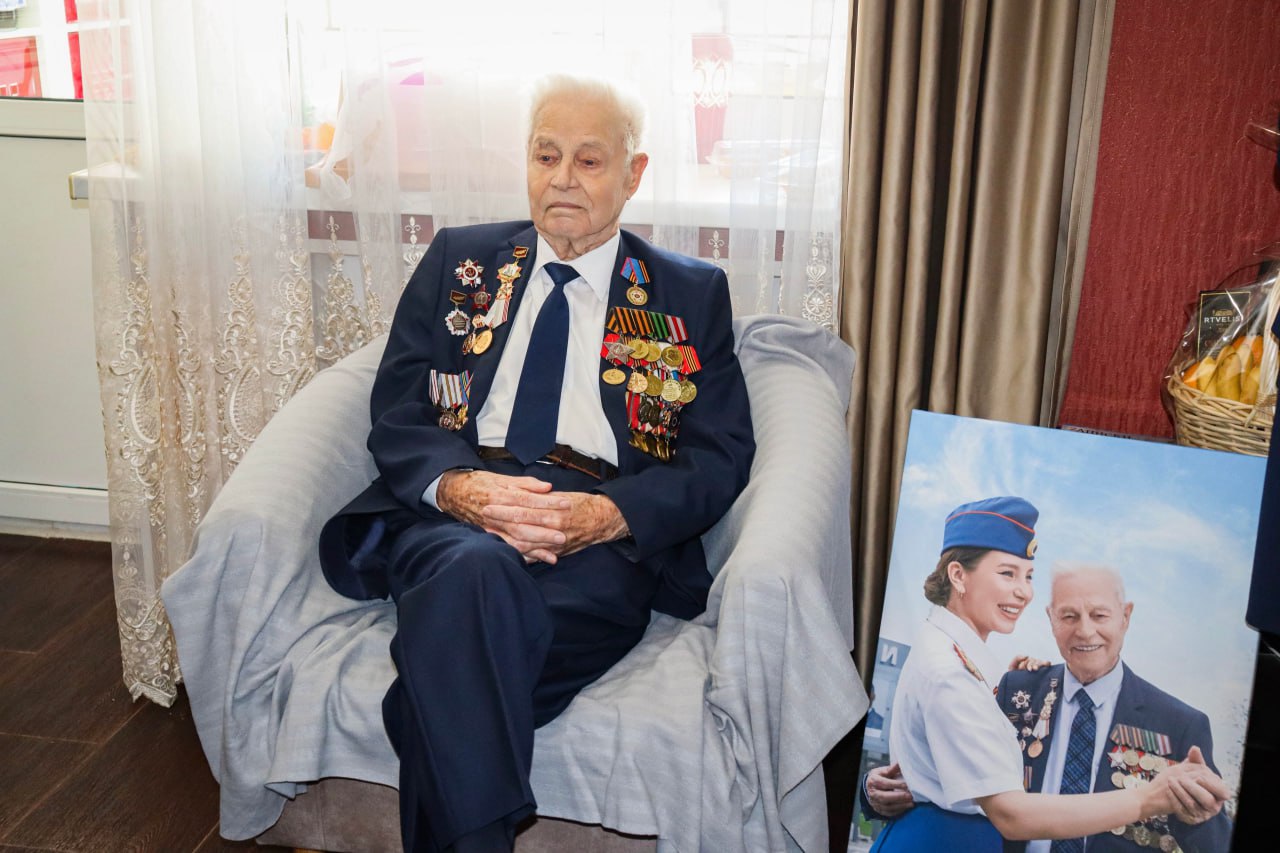 Сотрудники регионального следственного управления поздравили со 100-летним юбилеем ветерана Великой Отечественной войны Сотрудники регионального следственного управления поздравили со 100-летним юбилеем ветерана Великой Отечественной войны