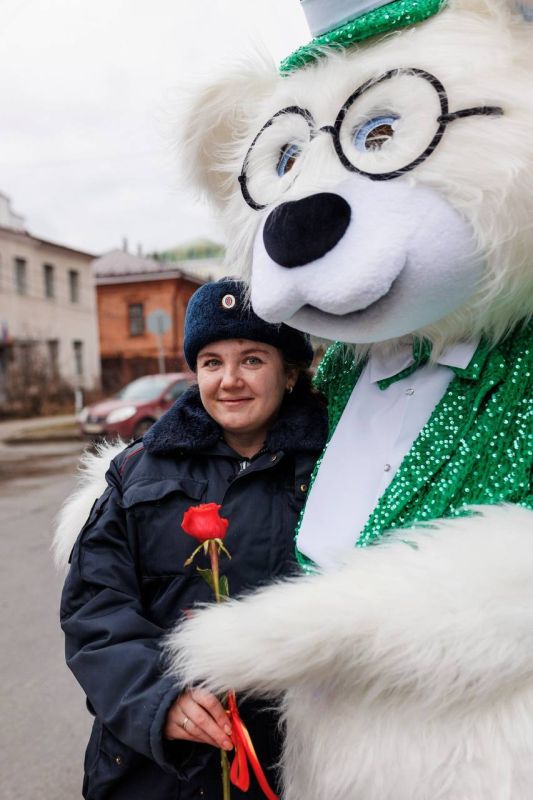Доброго осеннего утра желает Государственный инспектор БДД ОГИБДД ОМВД России по г. Выкса Ирина Назарова! Пусть утро будет бодрым, а день – наполненным теплом и яркими красками осени!