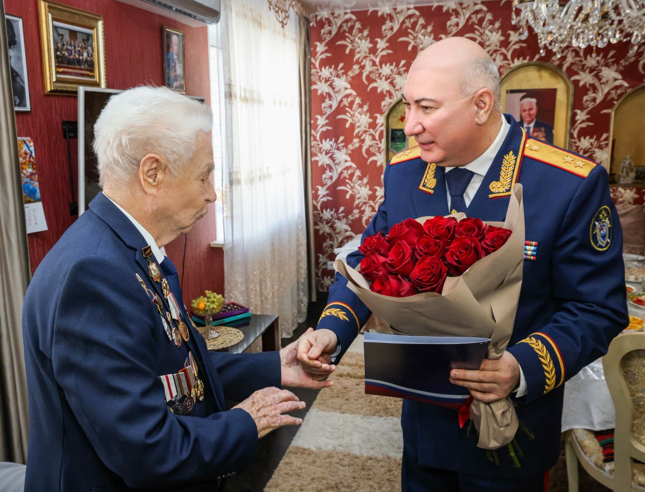 Сотрудники регионального следственного управления поздравили со 100-летним юбилеем ветерана Великой Отечественной войны Сотрудники регионального следственного управления поздравили со 100-летним юбилеем ветерана Великой Отечественной войны