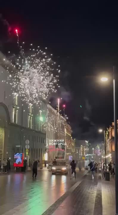 Нижегородец проехал по Покровке на капоте авто, запуская фейерверки