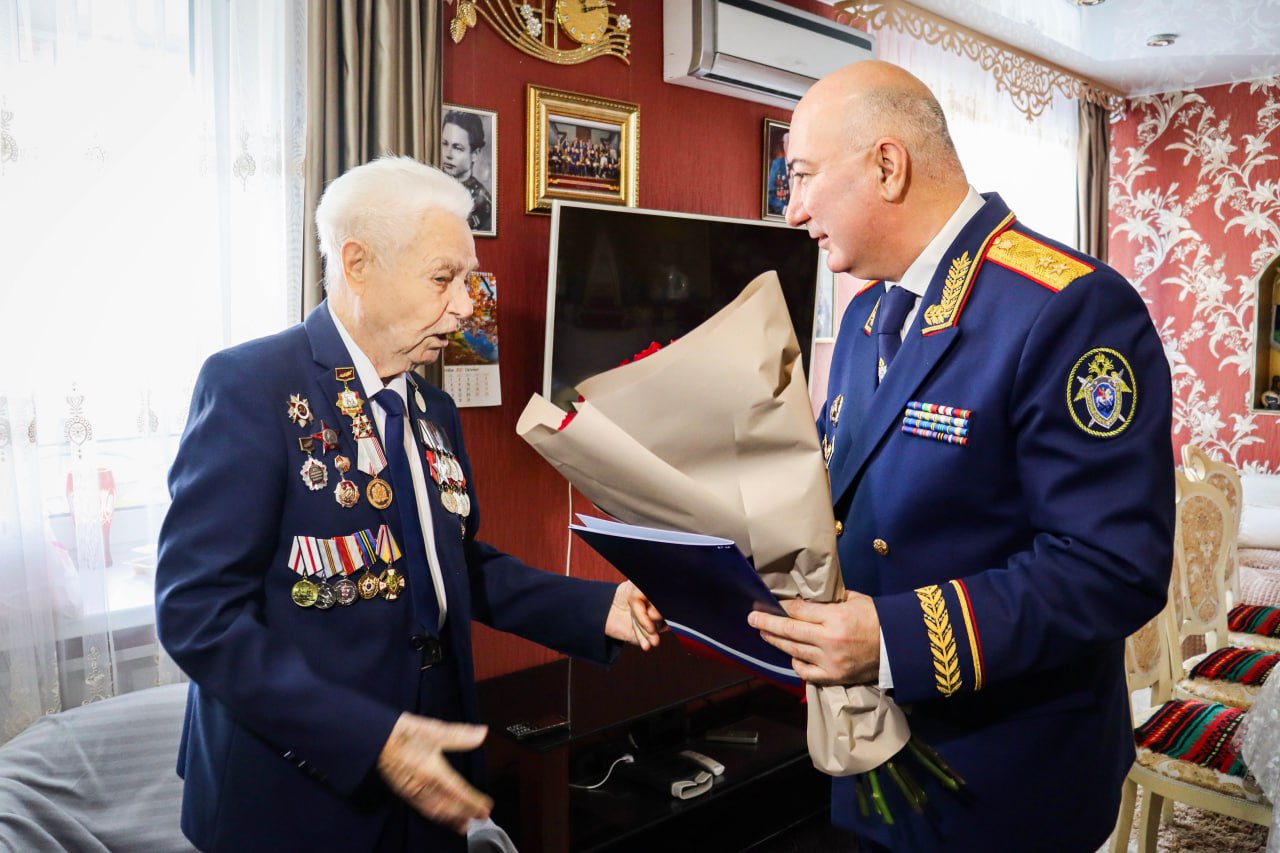 Сотрудники регионального следственного управления поздравили со 100-летним юбилеем ветерана Великой Отечественной войны Сотрудники регионального следственного управления поздравили со 100-летним юбилеем ветерана Великой Отечественной войны