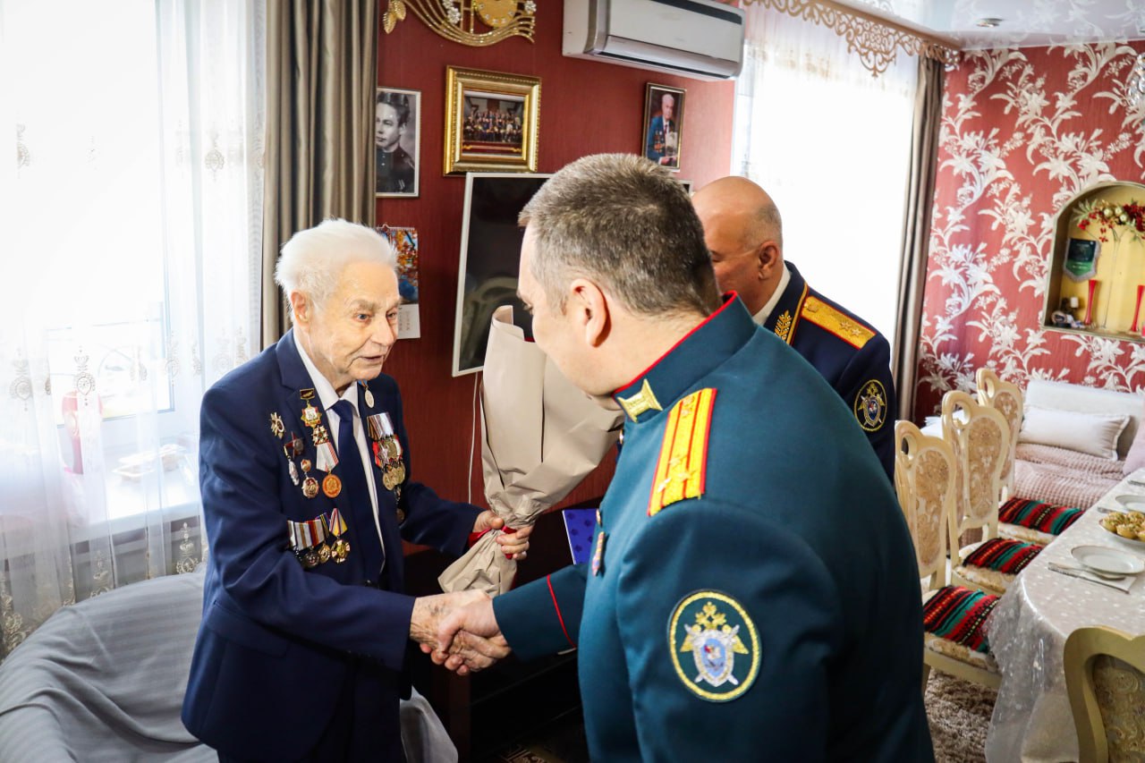 Сотрудники регионального следственного управления поздравили со 100-летним юбилеем ветерана Великой Отечественной войны Сотрудники регионального следственного управления поздравили со 100-летним юбилеем ветерана Великой Отечественной войны