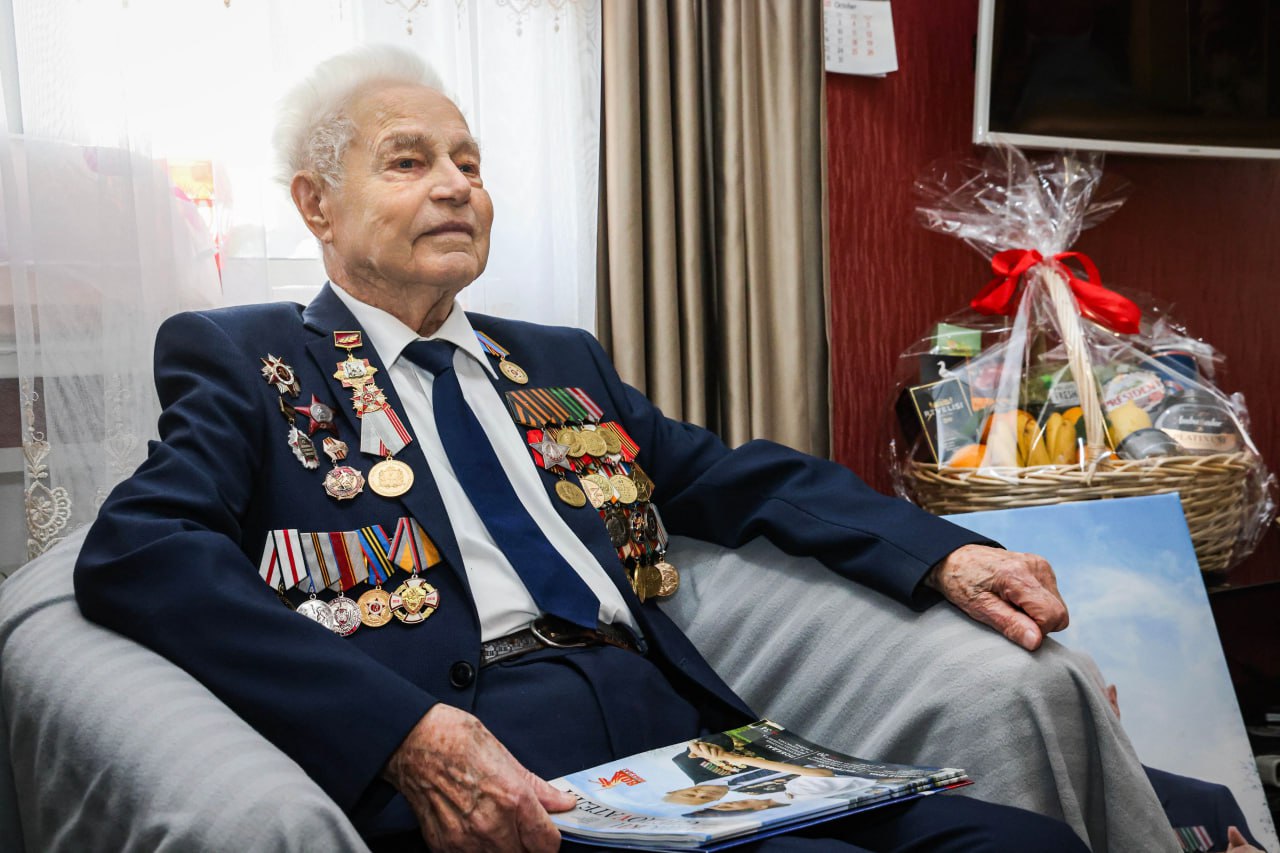 Сотрудники регионального следственного управления поздравили со 100-летним юбилеем ветерана Великой Отечественной войны Сотрудники регионального следственного управления поздравили со 100-летним юбилеем ветерана Великой Отечественной войны