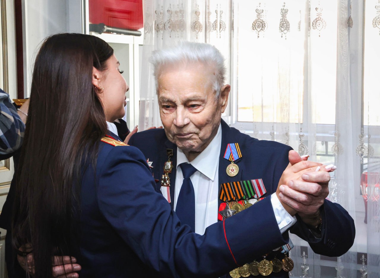Сотрудники регионального следственного управления поздравили со 100-летним юбилеем ветерана Великой Отечественной войны Сотрудники регионального следственного управления поздравили со 100-летним юбилеем ветерана Великой Отечественной войны