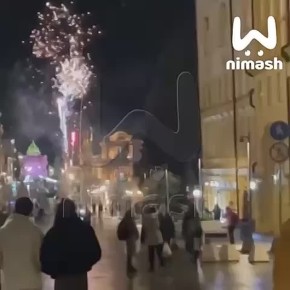 Подростки проехались по Покровке с фейерверками, чтобы снять эффектный видос и выиграть квартиру от Меллстроя